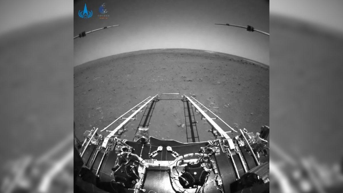 Çin’in Mars Aracı Zhurong, Kızıl Gezegen’de Kaydettiği İlk Görüntüleri Dünya’ya Yolladı