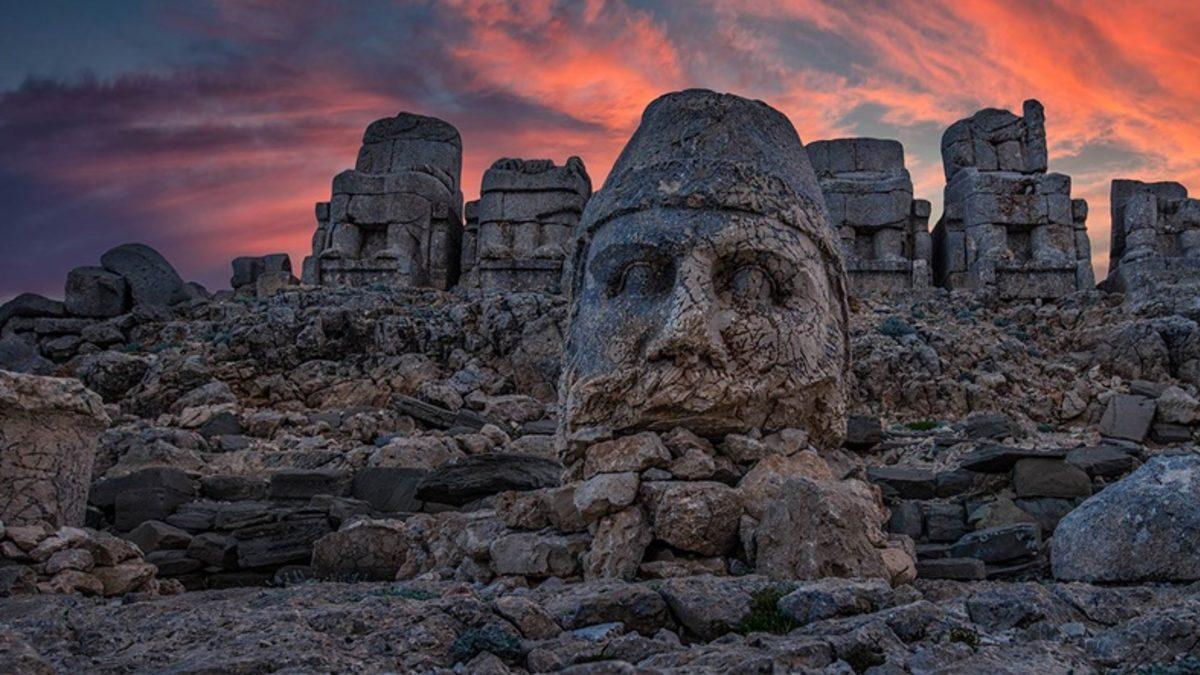 Güneş’in Doğuşunun ve Batışının En Güzel İzlendiği Yer Olan Nemrut Dağı’nın Efsanevi Öyküsü