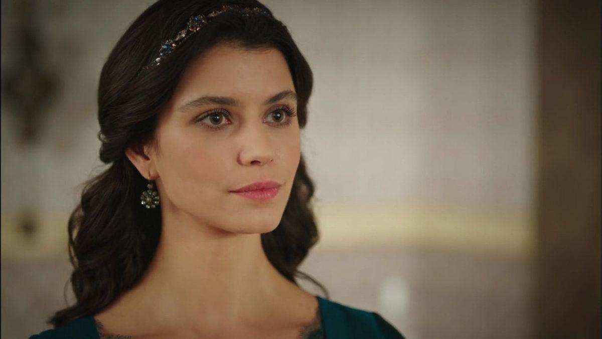 Bir Yarışmayla Ünlenip Kısa Sürede Milyonların Sevgisini Kazanan Beren Saat’in Yer Aldığı Film ve Diziler