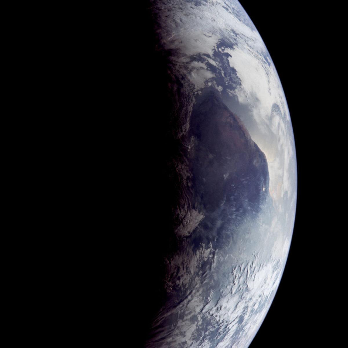 Astronotların Çektiği 50 Yıllık Dünya Fotoğrafları Yeniden Düzenlendi [Muhteşem Görünüyorlar]