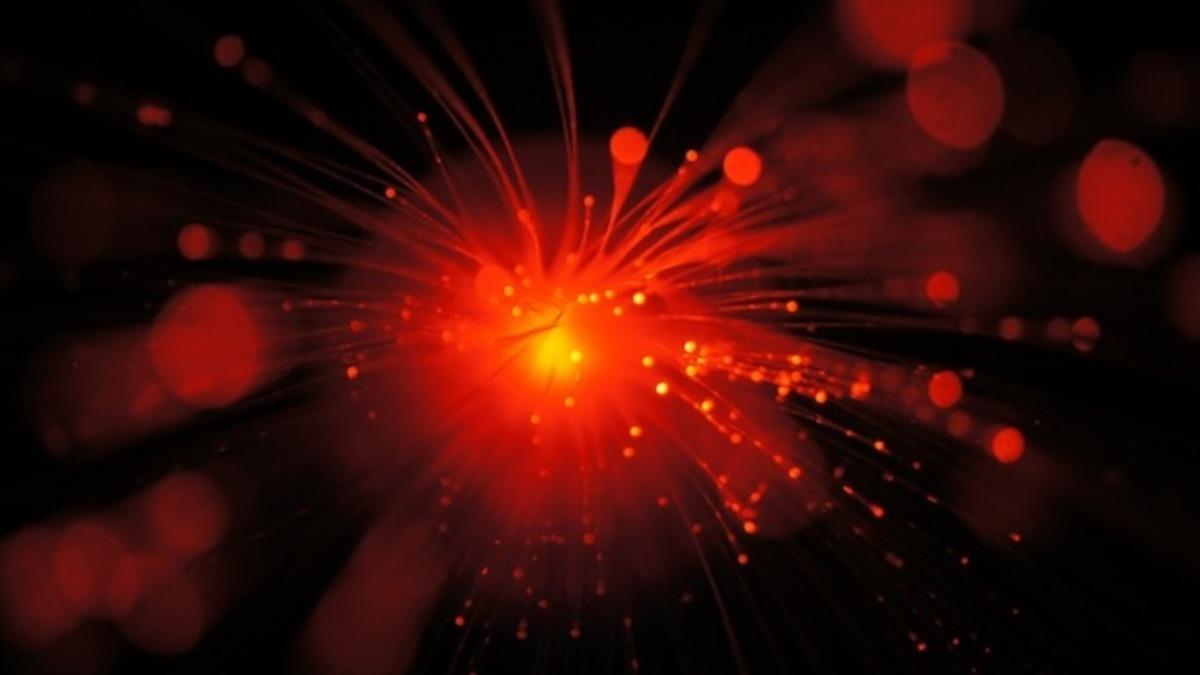 Bilim İnsanları, Işığı %30 Hızlandırarak Işık Hızını Kırmayı Başardılar