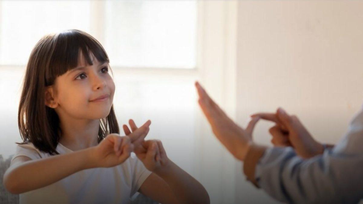 Doğuştan İşitme ve Konuşma Engelli Bireyler Hangi Dilde Düşünür? Rüyalarında Sesleri Duyabilirler mı?