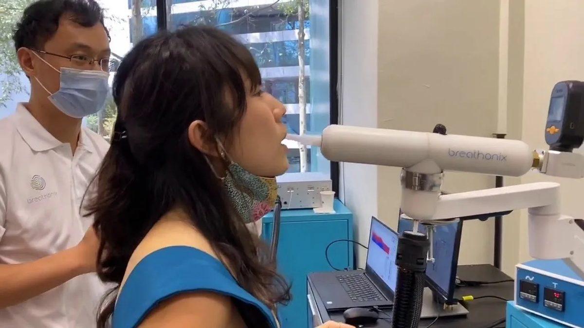 Singapur, 1 Dakikadan Az Sürede Sonuç Veren ’Üflemeli’ COVID-19 Testi Kullanacak