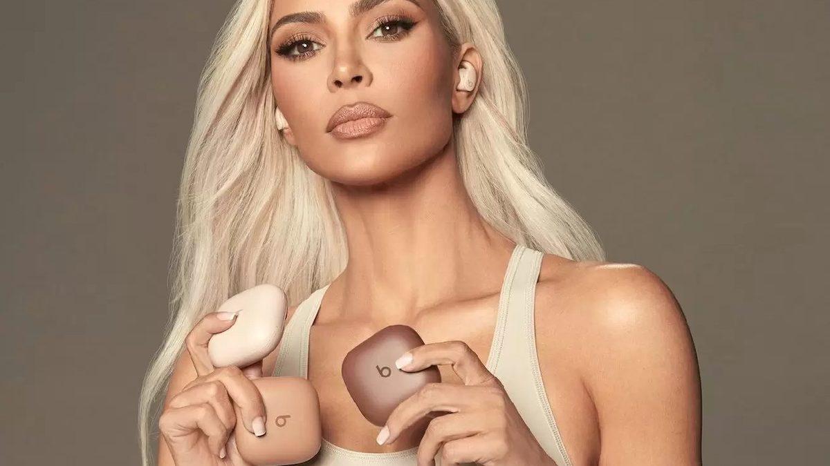 Apple, Kim Kardashian ile Ortak Oldu: İşte Özel Tasarımıyla(!) Yeni Beats Fit Pro
