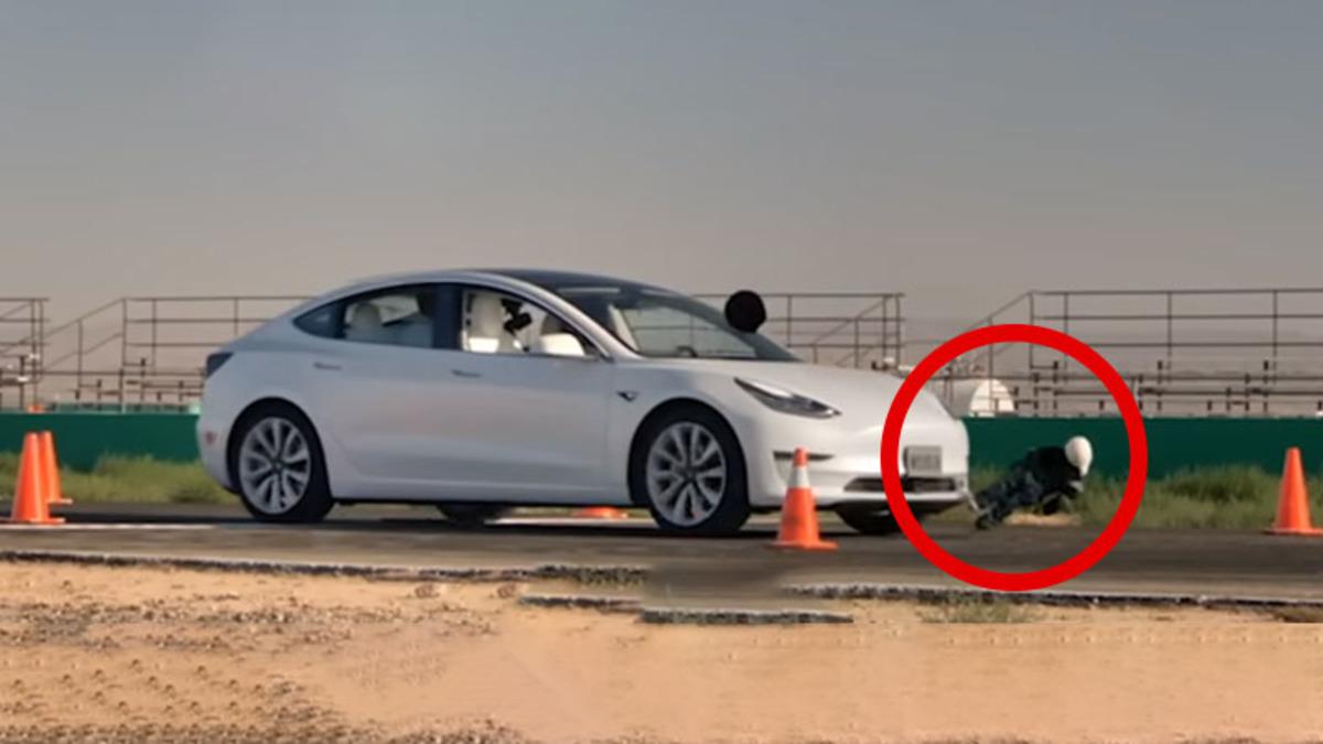 Tesla’nın Otonom Sürüş Sistemi ’Çocuk Yaya’ Testinden Geçemedi: Bu Görüntüler İyi ki Gerçekte Yaşanmamış! [Video]