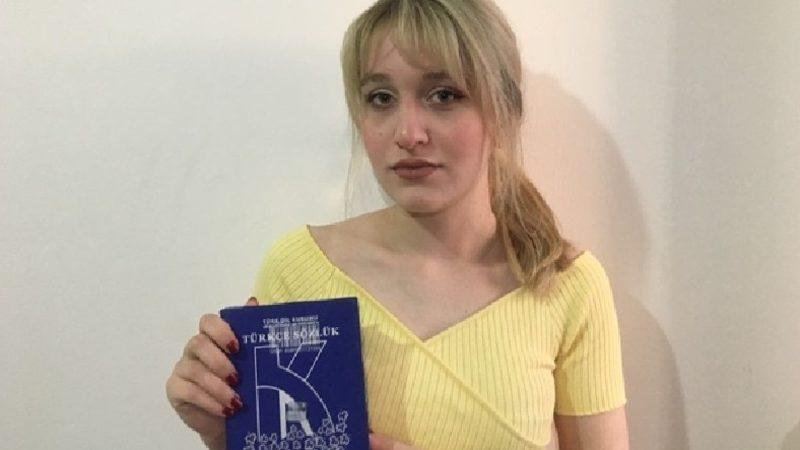 Bir Kadın Telefon Siparişi Verdi, Kutudan ’Türkçe Sözlük’ Çıktı