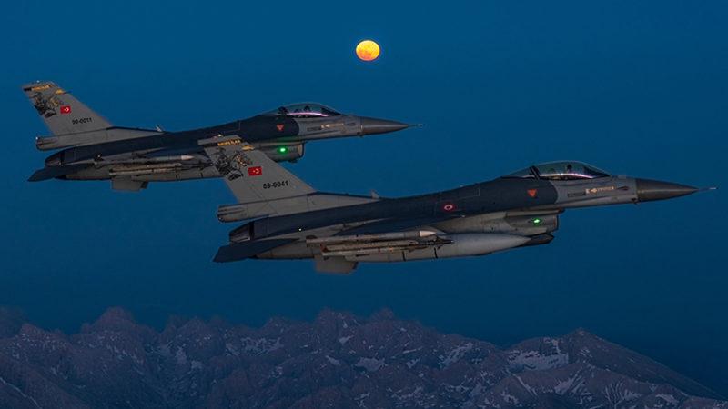 Millî Savunma Bakanlığı’nın F-16’lı ’Süper Ay’ Paylaşımı Büyük İlgi Çekti