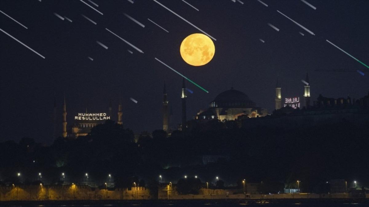 Görsel Şölene Hazır Olun: Bu Gece Hem Meteor Yağmuru Hem 2022’nin Son Süper Ay’ı Gerçekleşecek [Nasıl İzlenir?]