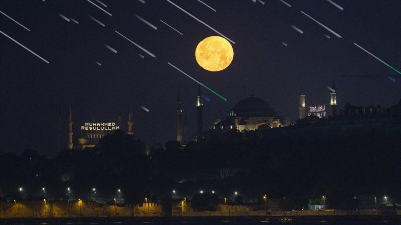 Görsel Şölene Hazır Olun: Bu Gece Hem Meteor Yağmuru Hem 2022’nin Son Süper Ay’ı Gerçekleşecek [Nasıl İzlenir?]