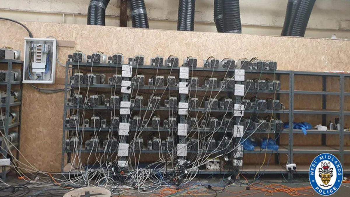 İngiltere’de Polis, Uyuşturucu Baskını Diye Gittiği Mekanda Devasa Bir Bitcoin Madeniyle Karşılaştı