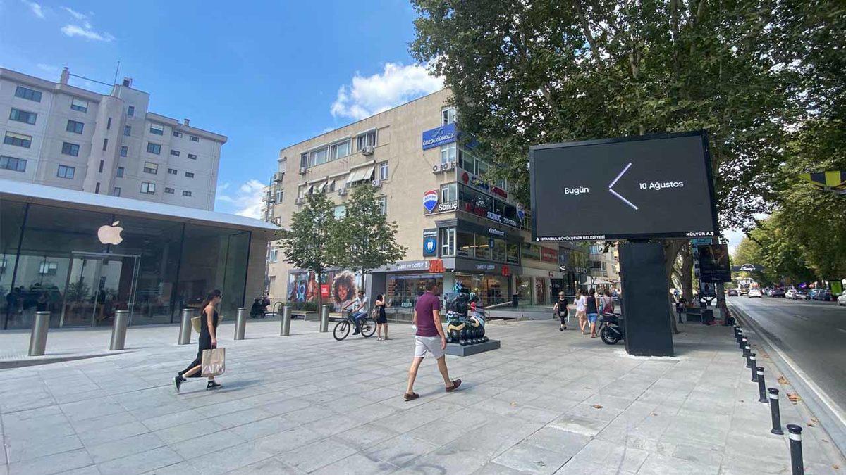 Samsung Türkiye’den Apple’a Gönderme: Hem de Kapısının Önünde! [Video]