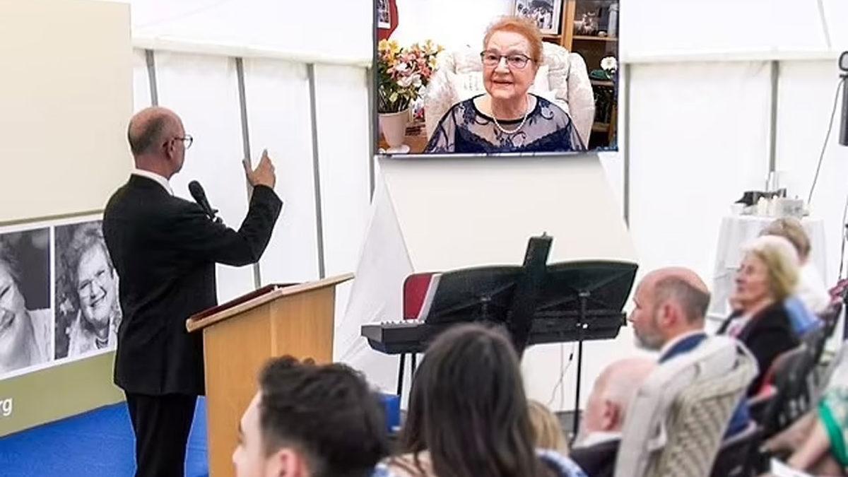 Tüyler Ürperten Yapay Zeka: Ölen Kadın, Kendi Cenazesinde Sevenlerinin Sorularını Cevapladı [Video]