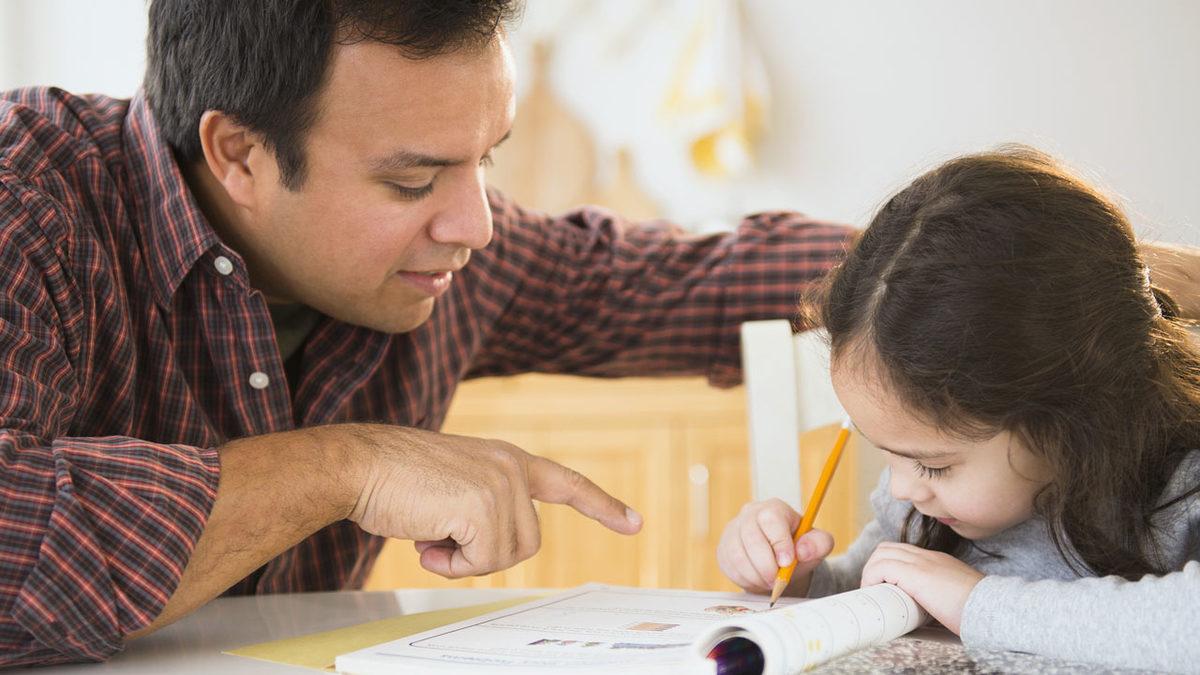 Anne Babaları Şaşırtacak Araştırma: Çocukların Ev Ödevlerine Yardım Etmek Sandığınız Gibi ’Faydalı’ Değil
