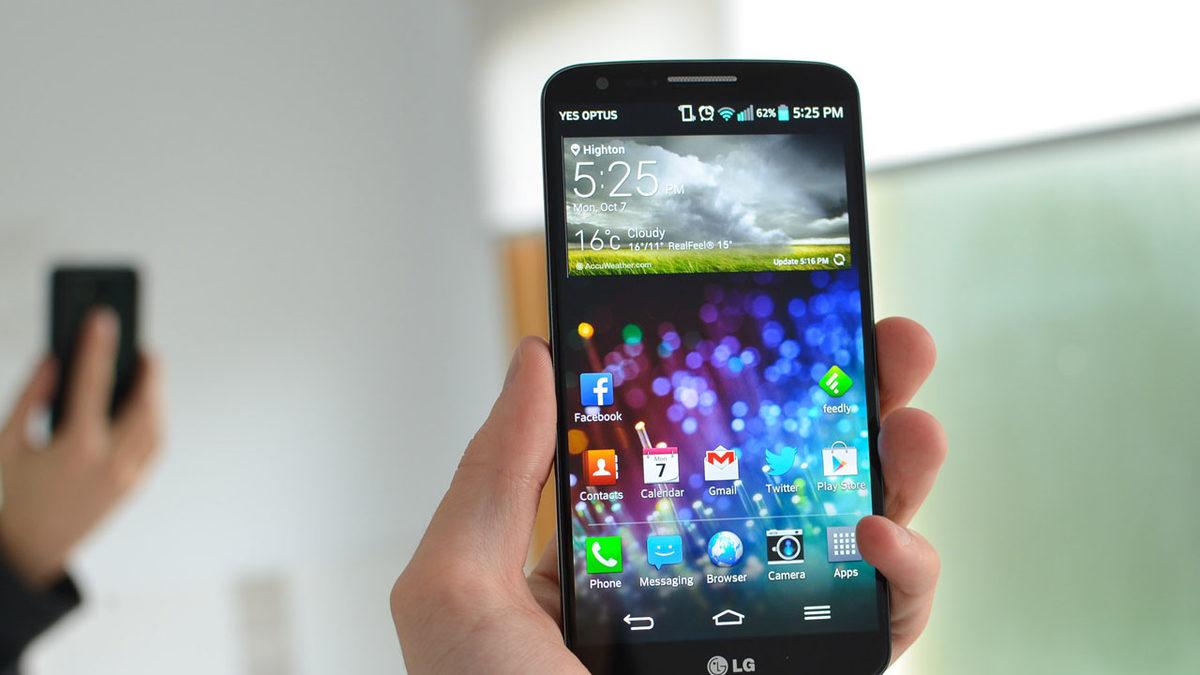 Telefonun Arka Tarafında Yer Alan Güç ve Ses Tuşlarıyla Hatırladığımız LG G2’nin Şimdi Kulaklara Şaka Gibi Gelen Özellikleri