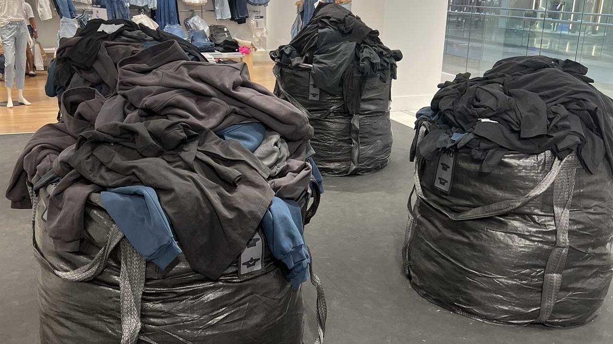 Kanye West’in Özel(!) Kıyafet Koleksiyonunu Çöp Poşetinde Satışa Sunması Sosyal Medyada Alay Konusu Oldu [Video]