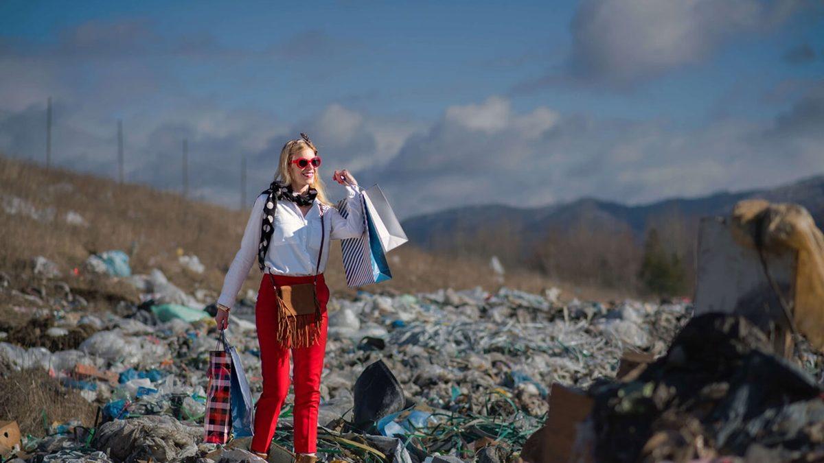 Gereksiz Yere Giysi Alan Biriyseniz Yaptığınız İsraf İşte Bu Zararlara Sebep Oluyor!