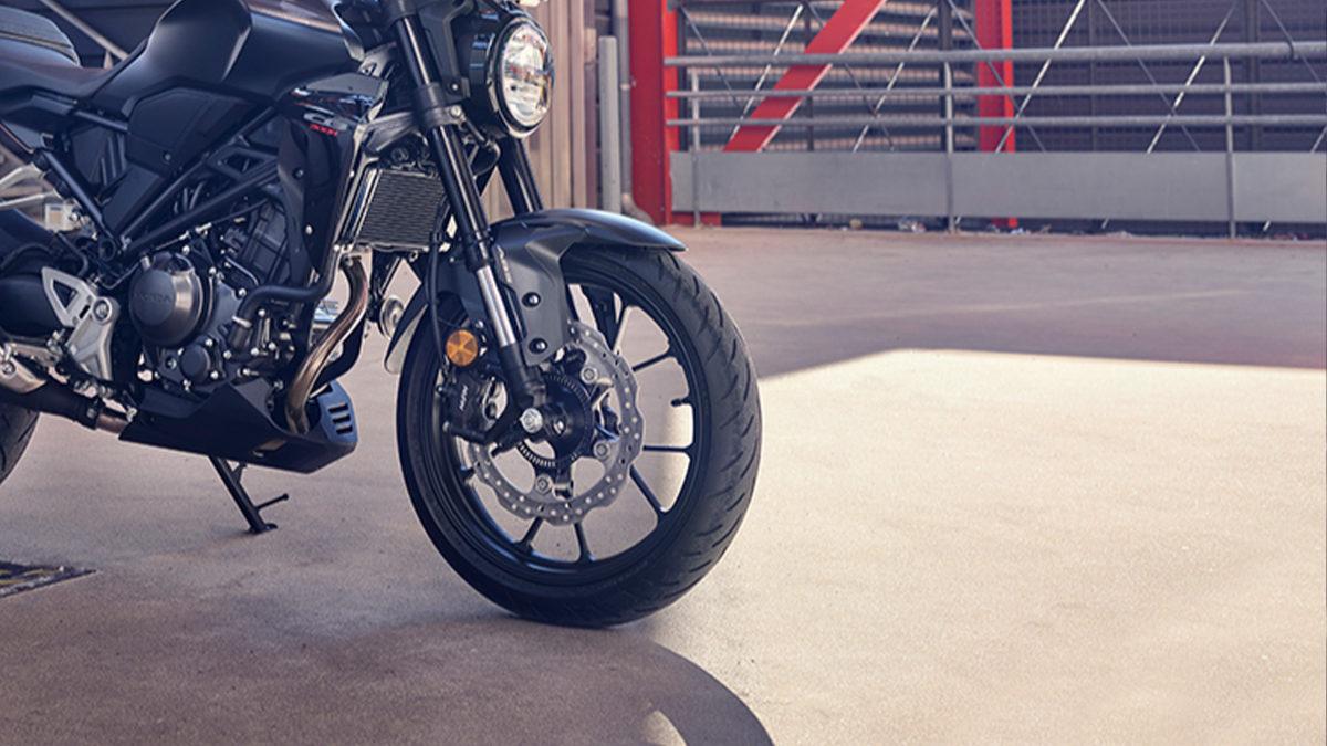 Hem Retro Hem de Modern Tasarımın Birleştiği 2022 Honda CB250R’ın Dikkat Çeken Özellikleri ve Fiyat Listesi