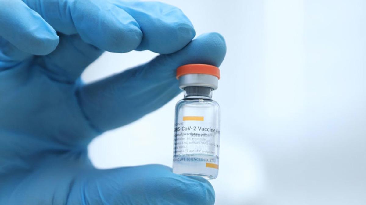 Fahrettin Koca, Üniversite Öğrencilerinin Okullar Açılmadan Aşılanacağını Açıkladı