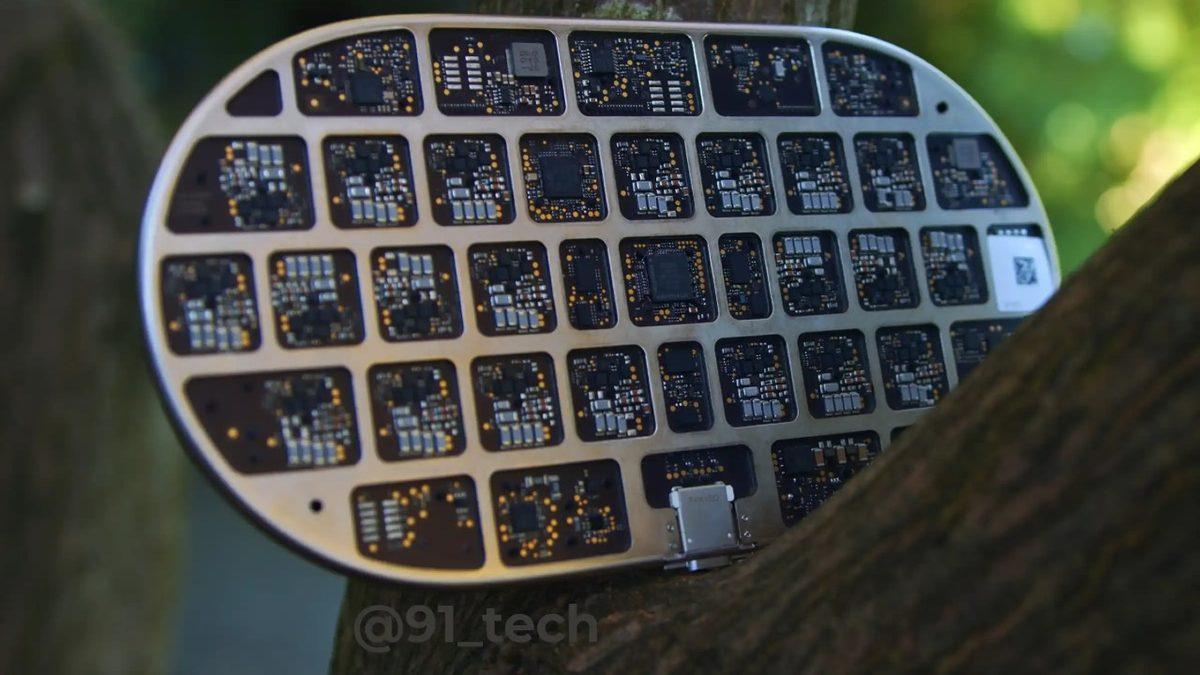 Birçok İnsan Apple’ın Böyle Bir Şey Ürettiğini Bile Bilmiyor: İşte Aynı Anda Üç Farklı Cihazı Şarj Edebilen AirPower [Video]