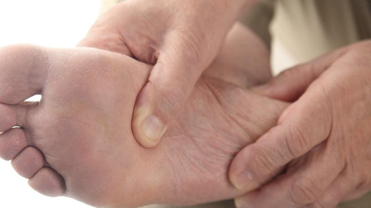 Özellikle Geceleri Ortaya Çıkıp Dayanılmaz Olabilen ’Ayak Yanması’ Aslında Neden Olur, Ne İyi Gelir?