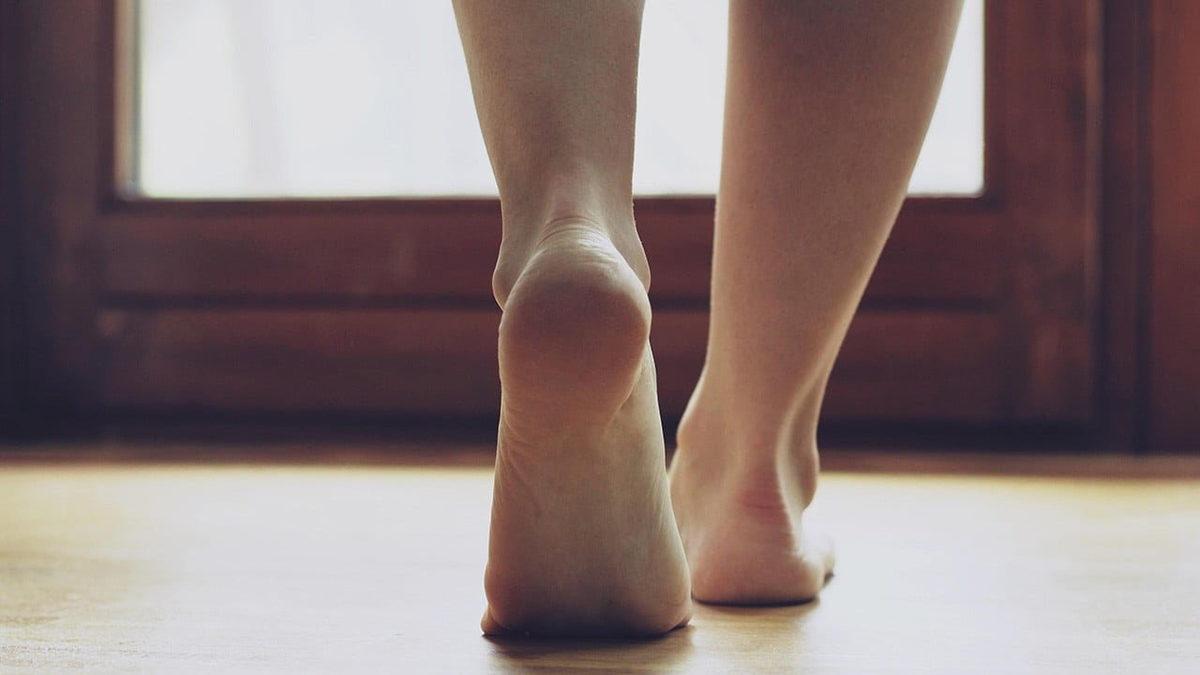 Özellikle Geceleri Ortaya Çıkıp Dayanılmaz Olabilen ’Ayak Yanması’ Aslında Neden Olur, Ne İyi Gelir?