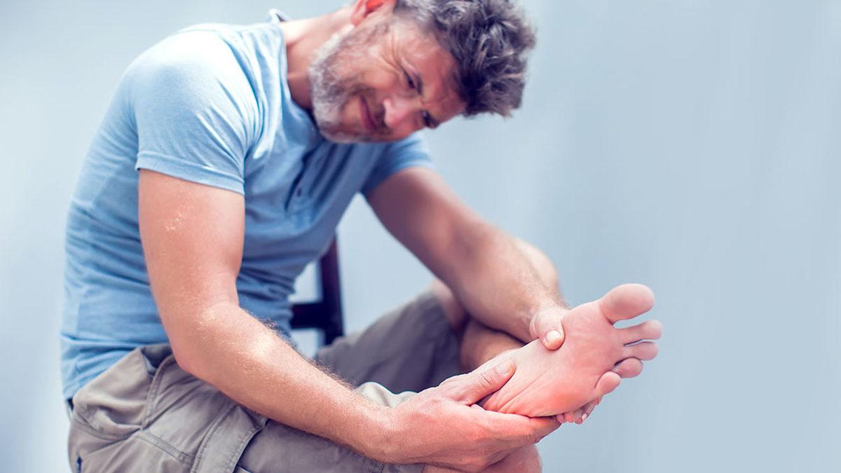 Özellikle Geceleri Ortaya Çıkıp Dayanılmaz Olabilen ’Ayak Yanması’ Aslında Neden Olur, Ne İyi Gelir?