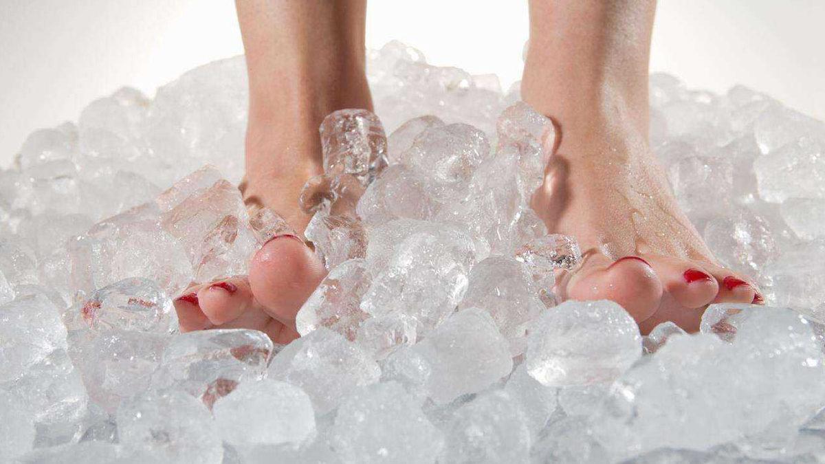 Özellikle Geceleri Ortaya Çıkıp Dayanılmaz Olabilen ’Ayak Yanması’ Aslında Neden Olur, Ne İyi Gelir?