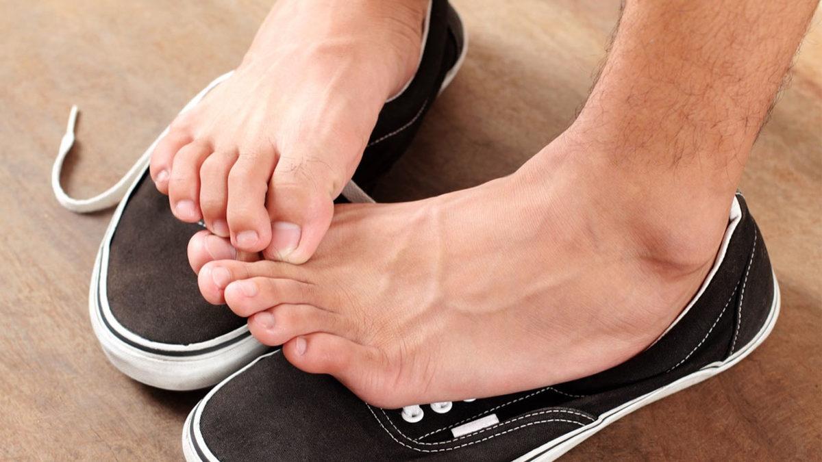 Özellikle Geceleri Ortaya Çıkıp Dayanılmaz Olabilen ’Ayak Yanması’ Aslında Neden Olur, Ne İyi Gelir?