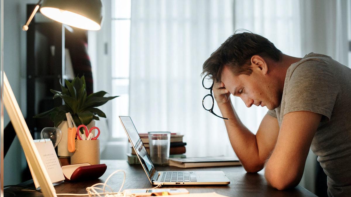 Özellikle Geceleri Ortaya Çıkıp Dayanılmaz Olabilen ’Ayak Yanması’ Aslında Neden Olur, Ne İyi Gelir?