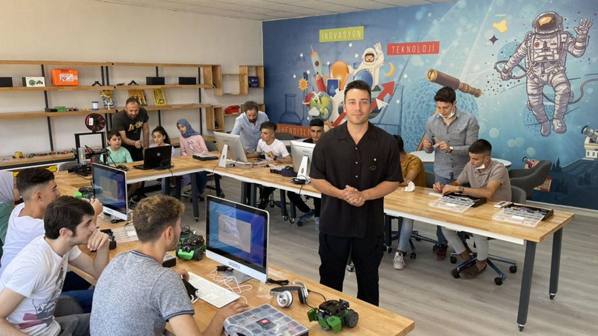Enes Batur, Batman’da Bir Okula Robotik Kodlama Sınıfı Yaptırdı