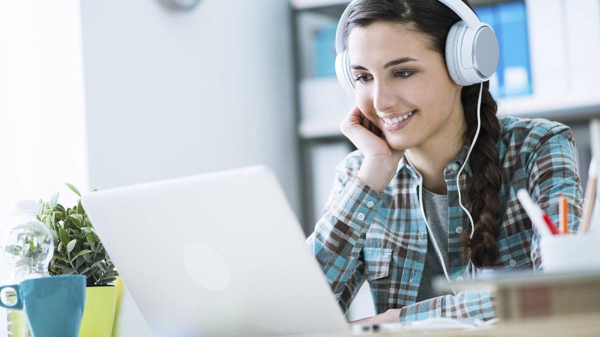 Evde İngilizce Öğrenmek İsteyenlerin Deneyebileceği 10 Yöntem