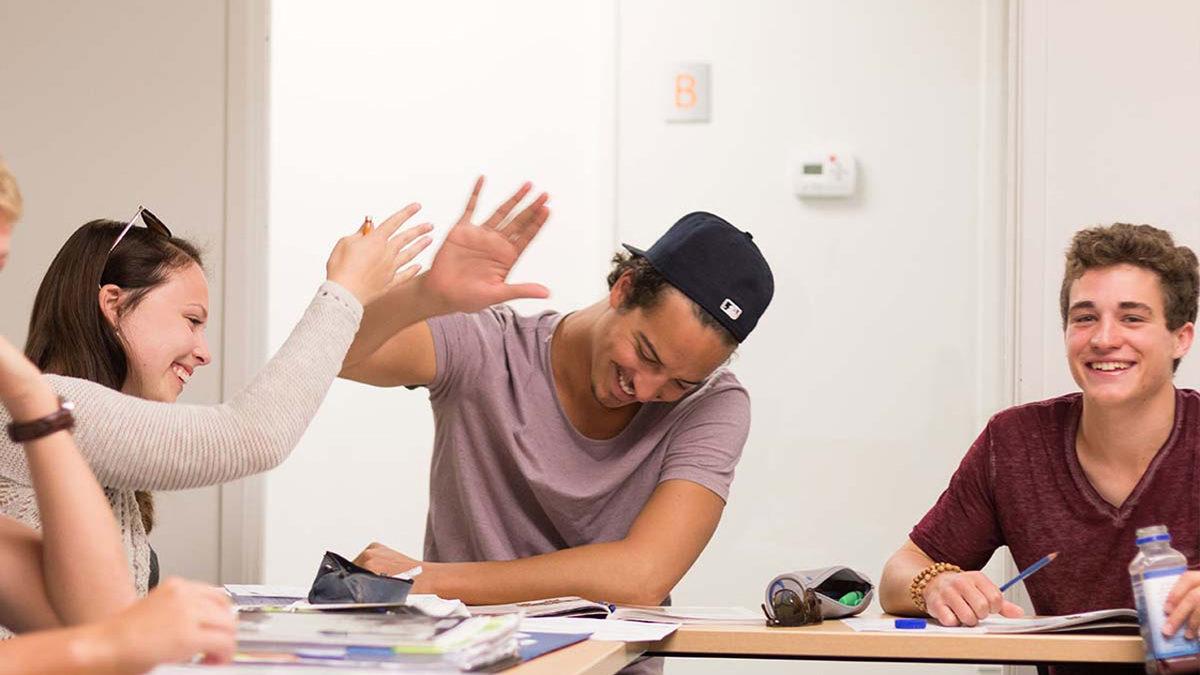 Evde İngilizce Öğrenmek İsteyenlerin Deneyebileceği 10 Yöntem