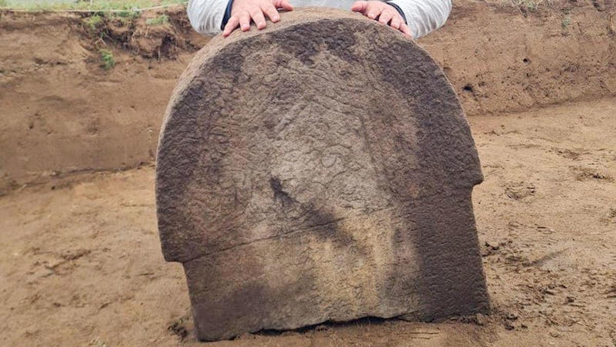 Türk Adının Geçtiği En Eski Yapıt Artık Orhun Abideleri Değil: Moğolistan’da İlteriş Kağan’ın Anıtı Bulundu!