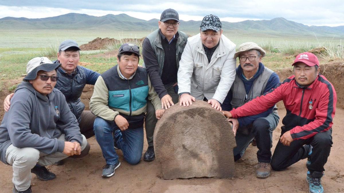 Türk Adının Geçtiği En Eski Yapıt Artık Orhun Abideleri Değil: Moğolistan’da İlteriş Kağan’ın Anıtı Bulundu!