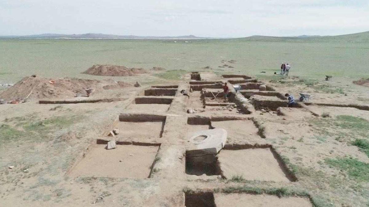 Türk Adının Geçtiği En Eski Yapıt Artık Orhun Abideleri Değil: Moğolistan’da İlteriş Kağan’ın Anıtı Bulundu!