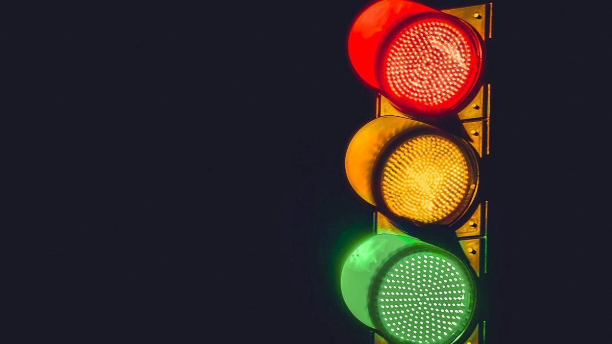 Trafik Işıklarının Kırmızı, Sarı ve Yeşil Renkte Olmasının Nedeni Nereye Dayanıyor?