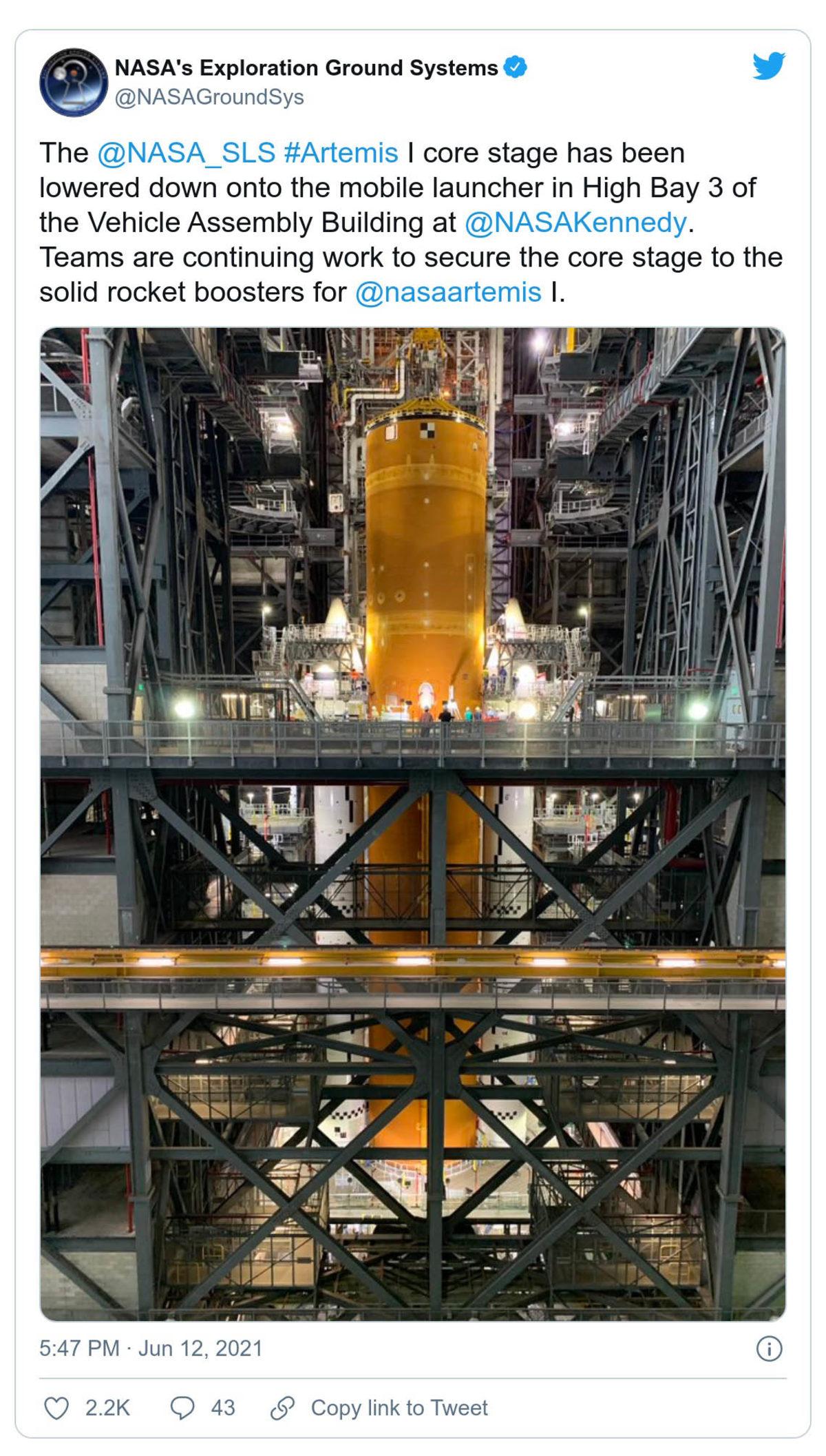 Ay’a İlk Kadın Astronotu Götürecek Olan Dev Roketler Birleştirildi