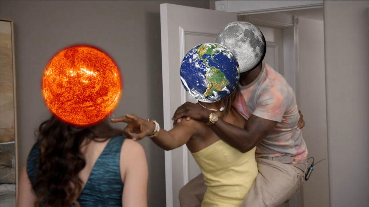 Ay, Neden Devasa Bir Çekim Gücüne Sahip Olan Güneş Yerine Dünya’nın Etrafında Dönüyor?