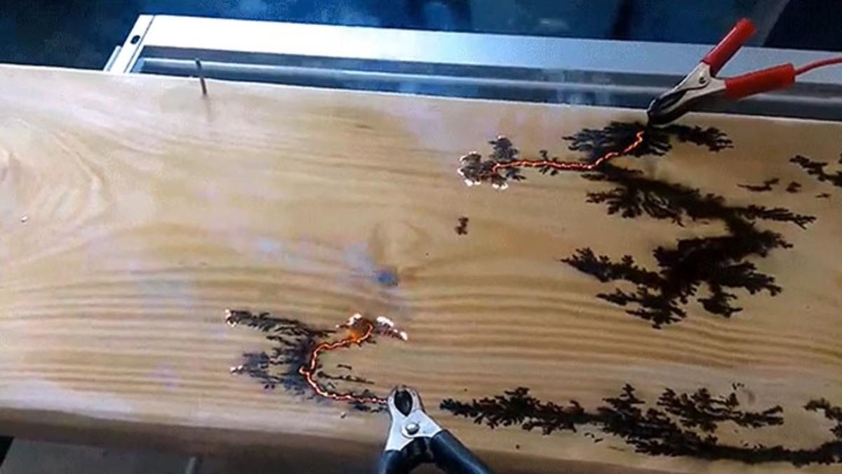 Elektriğin Tahta Üzerinde En Az Direnç Yolunu Nasıl Bulduğunu Gösteren Etkileyici Video