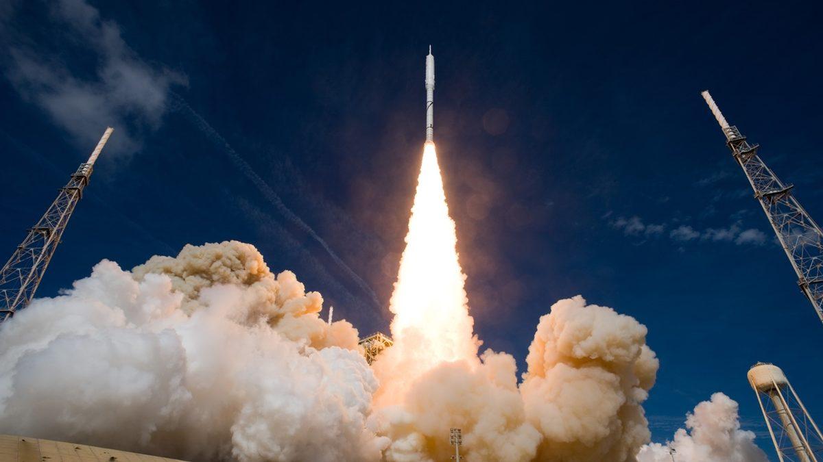 Uçaklar Bile Bulutlu Havalarda Kalkabiliyorken Ay’a Gidecek Olan Mühendislik Harikası Roketler Neden Fırlatılamıyor?