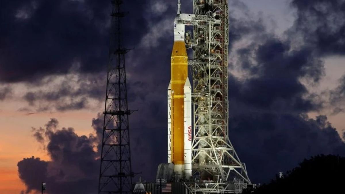 Uçaklar Bile Bulutlu Havalarda Kalkabiliyorken Ay’a Gidecek Olan Mühendislik Harikası Roketler Neden Fırlatılamıyor?