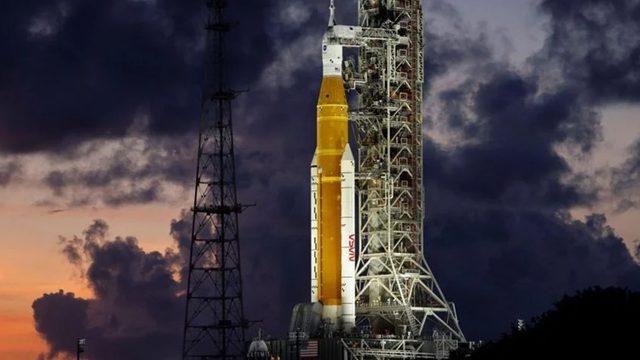 Uçaklar Bile Bulutlu Havalarda Kalkabiliyorken Ay’a Gidecek Olan Mühendislik Harikası Roketler Neden Fırlatılamıyor?