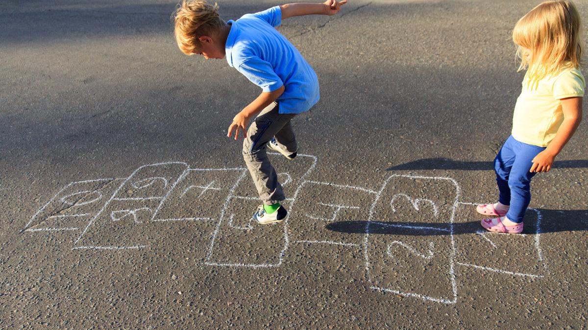 Bir Zamanlar Sokakta Zamanın Nasıl Geçtiğini Unutturan Efsane Çocuk Oyunları: 90’lıların Gözü Yaşlı, Z Kuşağı Anlam Veremiyor...