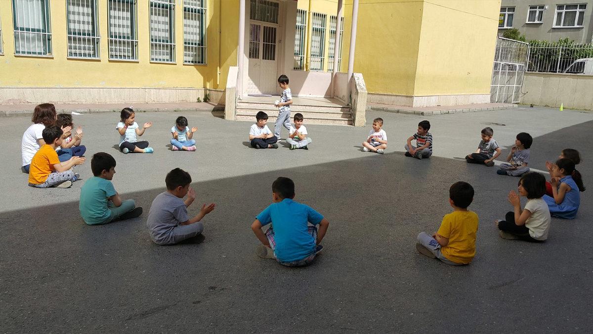 Bir Zamanlar Sokakta Zamanın Nasıl Geçtiğini Unutturan Efsane Çocuk Oyunları: 90’lıların Gözü Yaşlı, Z Kuşağı Anlam Veremiyor...