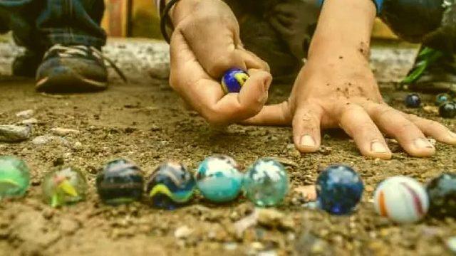 Bir Zamanlar Sokakta Zamanın Nasıl Geçtiğini Unutturan Efsane Çocuk Oyunları: 90’lıların Gözü Yaşlı, Z Kuşağı Anlam Veremiyor...