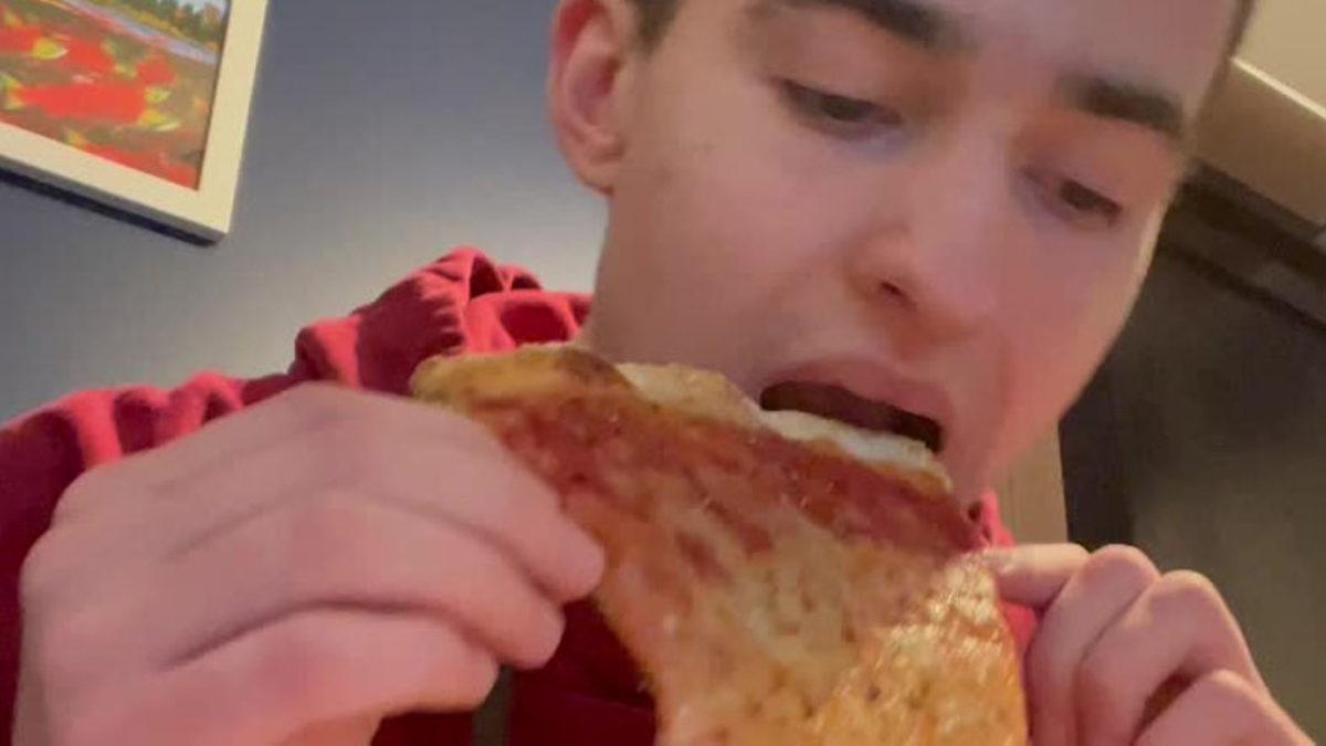 Bir TikTok Kullanıcısı, Bir Dilim Pizzayı 420 Gün Boyunca ’Tersten’ Yediğinde Elon Musk’tan Tesla Araba Kazanacak