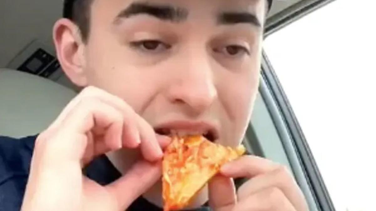 Bir TikTok Kullanıcısı, Bir Dilim Pizzayı 420 Gün Boyunca ’Tersten’ Yediğinde Elon Musk’tan Tesla Araba Kazanacak