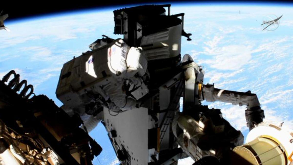 NASA, Uluslararası Uzay İstasyonu’nda Uzay Yürüyüşüne Çıkan Astronotların Görüntüsünü Paylaştı [Video]