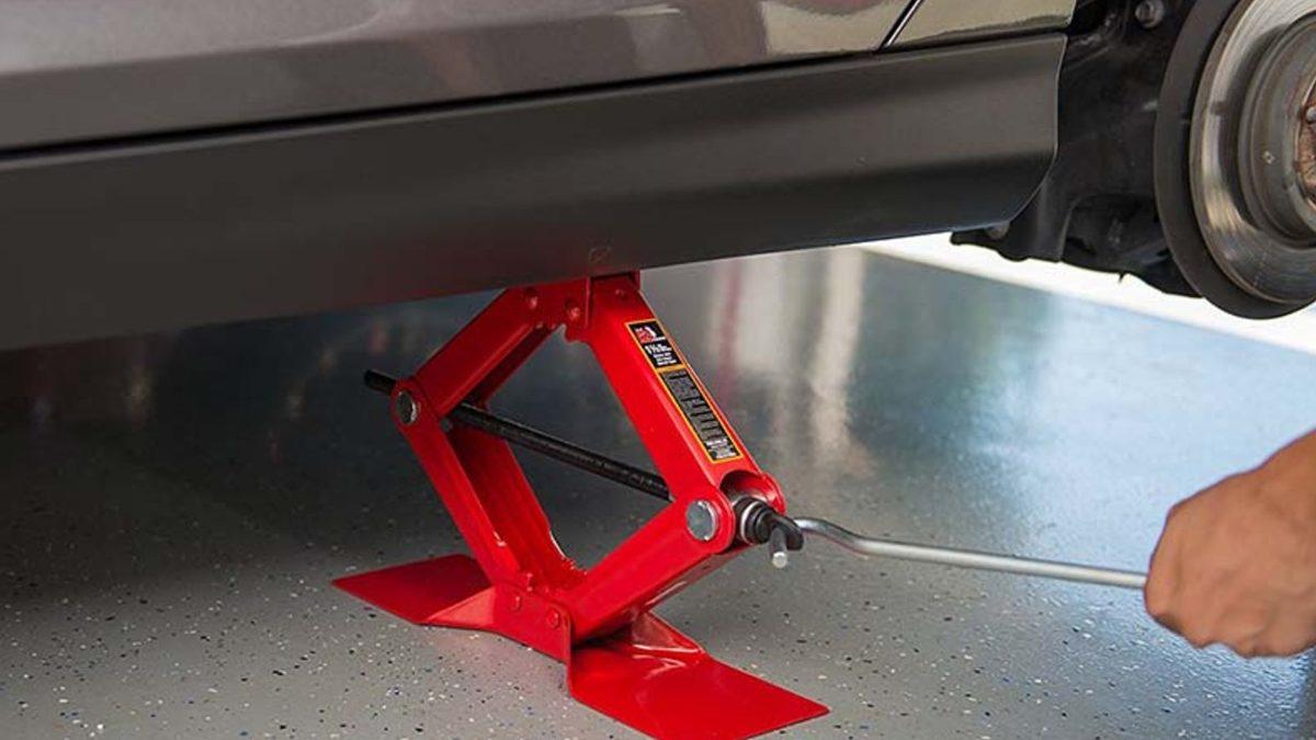 Bayram Yolculuğunda Lazım Olur: Lastik Değiştirmenin Püf Noktaları