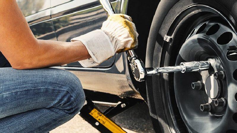 Bayram Yolculuğunda Lazım Olur: Lastik Değiştirmenin Püf Noktaları